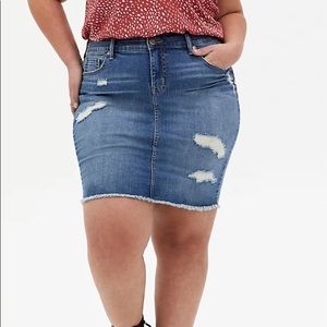 NWT Torrid distressed mini denim skirt 18